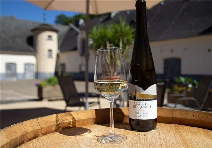 Das Weingut steht unter neuer Führung Unter dem Namen „Propstei Ebernach“ werden die Weine verkauft.