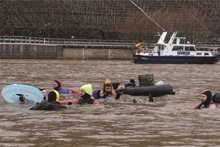 Unter dem Schutz der Wasserschutzpolizei ließen sich die Neujahrsschwimmer nach Cochem treiben.