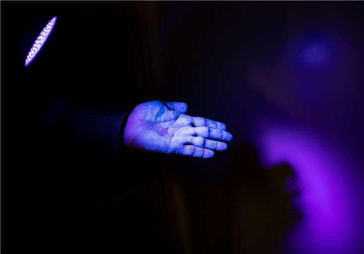 Unter dem Schwarzlicht zeigt sich, ob die Hände wirklich sauber sind