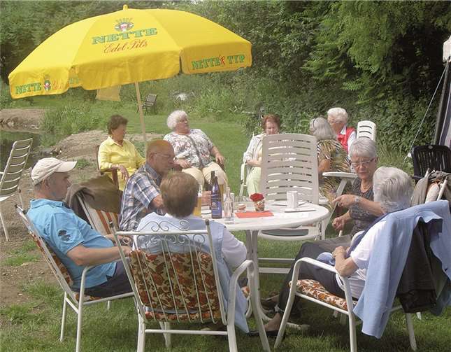 Unter dem Sonnenschirm oder im langen Zelt konnten die Sänger mit ihren Familien einen gemütlichen Nachmittag erleben. privat