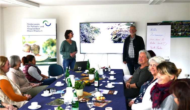 Unter dem Thema „Lebensbegleitung auf dem letzten Stück des Weges“ machten sich Beschäftigte des Christinenstifts Unkel unter der Leitung der Moderatorin für Palliative Praxis, Ruth Vasko, auf den Weg.  Foto: privat
