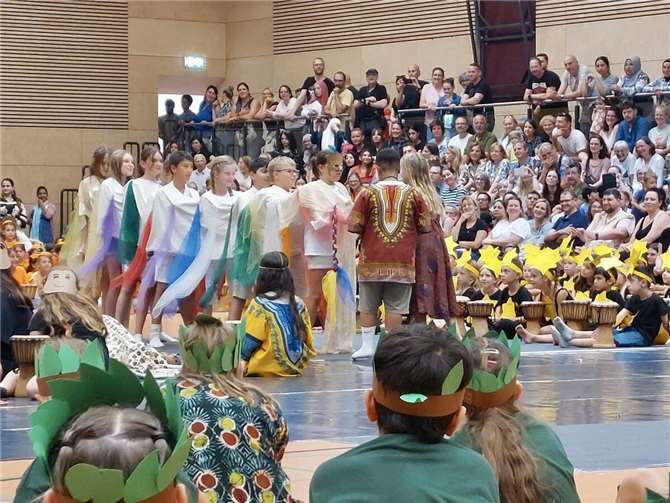 Unter dem Titel „Das Geheimnis der Zaubertrommel“ präsentierten die Kinder eine mitreißende Geschichte in Musik, Bewegung und Kostüm.Fotos: privat
