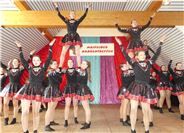 Unter dem Titel “Strong women” begeisterten 2 x 11 Powermädels der “Crazy Dancer...