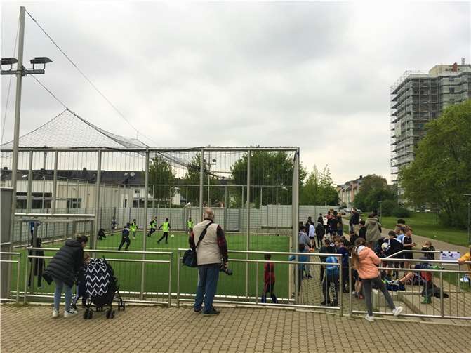 Unter dem Titel „Super Cage Cup“ zeigen die jungen Talente regelmäßig, was sie am Ball draufhaben. Foto: Stadtteilmanagement „Soziale Stadt Koblenz-Neuendorf“/Johannes Kuhl