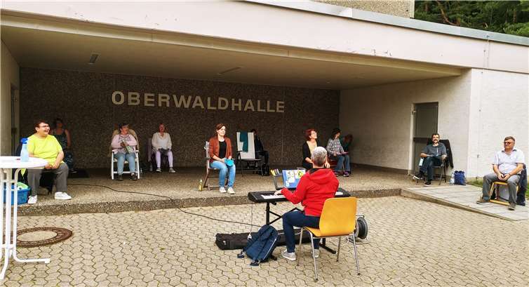 Unter dem Vordach der Oberwaldhalle probte am Sonntag der Projektchor. Unter Corona bedingten Vorgaben und bei warmem, windigen Wetter waren alle froh - endlich wieder singen! Foto: privat