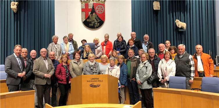 Unter dem Wappen von Rheinland-Pfalz und dem Rednerpult entstand das Erinnerungsfoto mit Matthias Lammert im Plenarsaal. Foto: privat
