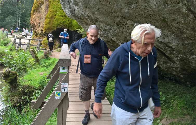 Unter dem Wasserfall ging es entlang. Foto: Kloster Ebernach