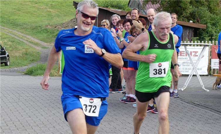 Unter dem aufmunternden Beifall von Mitstreitern und Zuschauern erreichten auch die Oldies das Ziel.