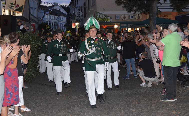 Unter dem begeisterten Applaus des zahlreichenPublikums paradierten die Schützenformationen über den Marktplatz.
