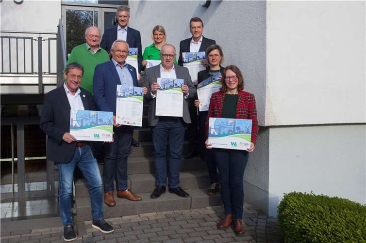 Unter dem diesjährigen Kultursommer-Motto „Kompass Europa: Westwärts“ lädt die Region zu den 22. Westerwälder Literaturtagen und damit zu einer Lese-Reise durch die Länder und Landschaften Westeuropas ein. Die Veranstalter präsentierten das umfangreiche und anspruchsvolle Programm.Von links nach rechts: Achim Schwickert (Landrat Westerwaldkreis), Michael Lieber (Landrat a.D. Kreis Altenkirchen), Achim Hallerbach (Landrat Kreis Neuwied), Thomas Paffenholz (Vorstandsmitglied Sparkasse Neuwied), Sandra Köster (Wir Westerwälder) , Dr. Peter Enders (Landrat Kreis Altenkirchen) , Dr. Andreas Reingen (Vorstandsvorsitzender Sparkasse Westerwald Sieg) , Teneka Beckers ( Leiterin Kultursommer Rheinland-Pfalz), Solveig Prusko (Programmleitung Westerwälder Literaturtage)  Foto: Wolfgang Tischler