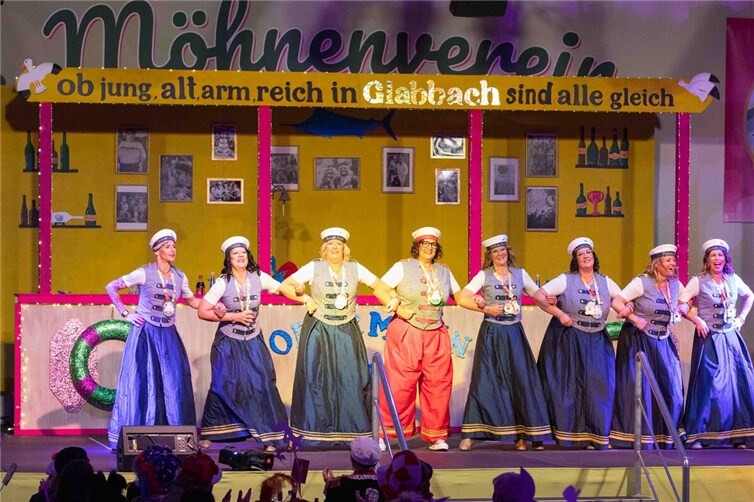 Unter dem maritimen Motto „Flinten Ahoi“ enterten Obermöhn Tina I. sowie ihre sieben gut gelaunte Matrosinnen ihres Möhnenhofs die Bühne.Fotos: Christina Hof