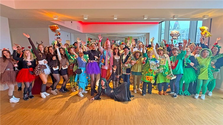 Unter dem neuen Motto „Wald und Wiese“ wehte ein frischer Wind durch die Büros, und selbst eingefleischte Aktenordner-Fans tauschten Maus und Tastatur gegen Gummistiefel und Gänseblümchenkranz.Foto: Kreisverwaltung MYK/Damian Morcinek