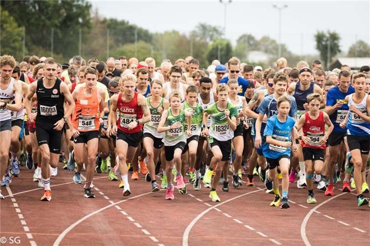 Unter den 120 Teilnehmern im Fünf-Kilometer-Starterfeld beim 4. Rodenbacher Lauftag gut zu erkennen: Benjamin und Ana Groß sowie Jakob Fiehler und Michael Hahn in den grünen Trikots des LAV 23 eckenhei. Foto: S. Groß