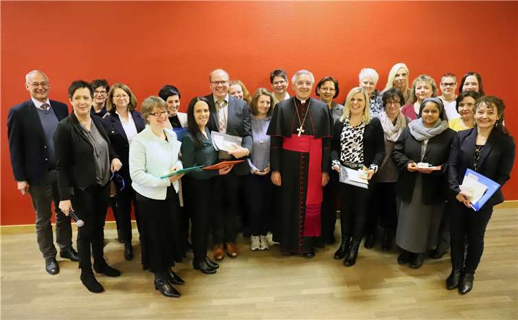 Unter den 18 Teilnehmerinnen und Teilnehmern sind auch Petra Gombert aus Rheinböllen, Beate Mallmann aus Bad Breisig, Sr. Magdalena Mini aus Kirn, Melanie Schmitt aus Kaisersesch und Gabriele Wagner aus Kirchberg.Foto: Bistum Trier