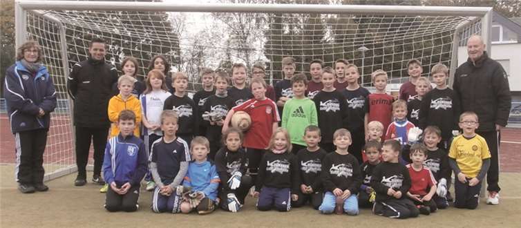 Unter den 34 Nachwuchsfußballerinnen und -fußballern, die drei Tage ihrer Herbstferien im Fußballcamp verbrachten, waren 31 Ochtendunger Juniorinnen und Junioren. privat