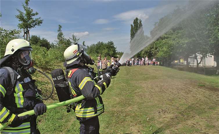 Unter den Augen der Kinder hatten die Feuerwehrleute den simulierten Brand schnell lokalisiert.privat