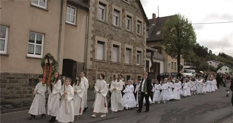 Unter den Augen der stolzen Eltern und Großeltern zogen die Kommunionkinder zur Pfarrkirche St. Johannes d. T. UM