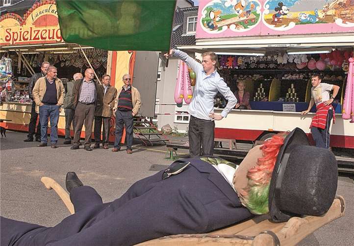 Unter den Augen des Kirmesmannes stellte Fähnrich Matthias Engels vom Tambourchor „Edelweiß“ sein Können unter Beweis.