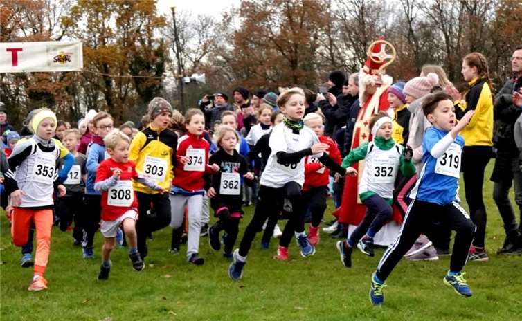 Unter den Augen des Nikolaus startete der Schülerlauf. Fotos: privat
