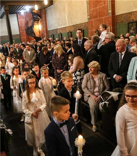 Unter den Augen ihrer Eltern, Angehörigen und Freunden zogen die Kinder mit brennenden Kerzen zum Altar.  Foto EP