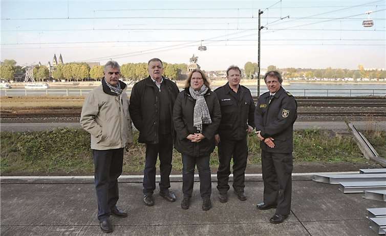 Unter den Augen von Branddirektor Wolfgang Schröder, Markus Obel von der Koblenzer Berufsfeuerwehr und SPD-Ratsmitglied Marion Mühlbauer wurde die Übung erfolgreich durchgeführt.