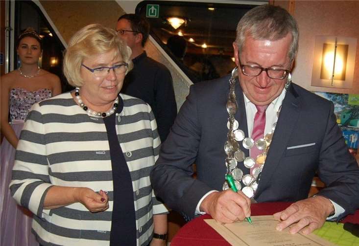 Unter den Augen von Bürgermeisterin Gabriele Hermann - Lersch bestätigt Hans Josef Bracht seine Ritterschaft.