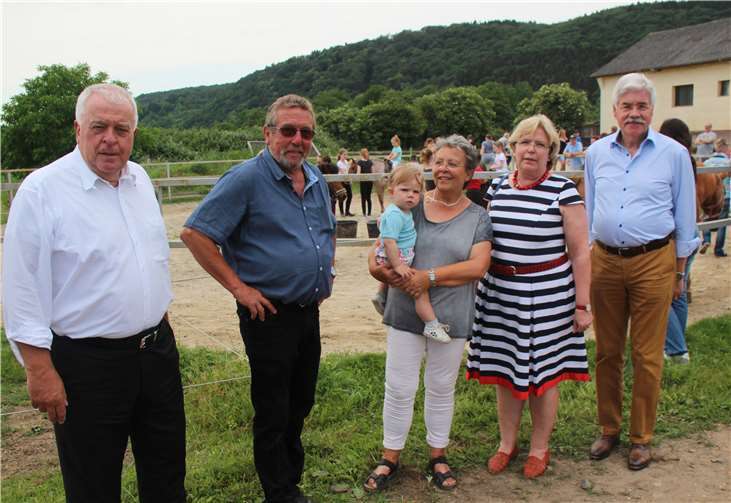 Unter den Besuchern begrüßten die Eheleute Schmidgen (Bildmitte mit Enkelkind Mila) Bürgermeisterin Gabriele Hermann-Lersch mit Ehemann Elmar (rechts) sowie den Landtagsabgeordneten Guido Ernst (links).