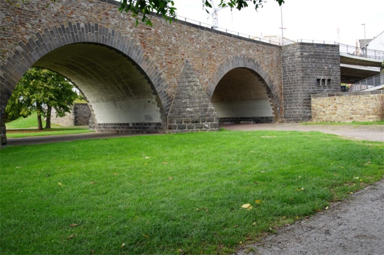Unter den Bögen der Balduinbrücke könnte künftig der „Lützeler Weingarten“ stattfinden – mit viel Platz für Wein, Musik und Begegnung direkt an der Mosel.