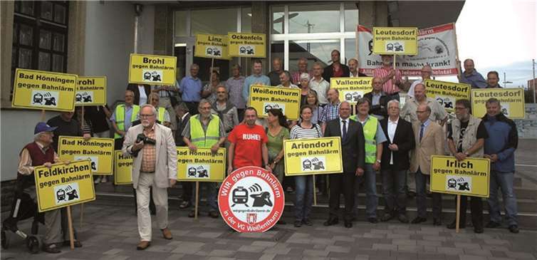 Unter den Demonstranten der Bürgerinitiativen gegen den Bahnlärm demonstrierte auch Peter Bleser MdB (6.v.re.) mit. privat