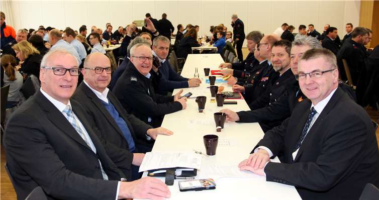 Unter den Ehrengästen: Vallendars Bürgermeister Fred Pretz (1. v. li.), Bendorfs Bürgermeister Michael Kessler (2. v. li.) und Landrat Dr. Alexander Saftig (1. v. re.). GM