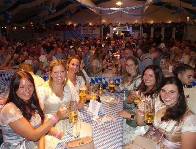 Unter den Festbesuchern hatten einmal mehr die hübschen Dirndlträgerinnen zahlenmäßig die Nase vorn.