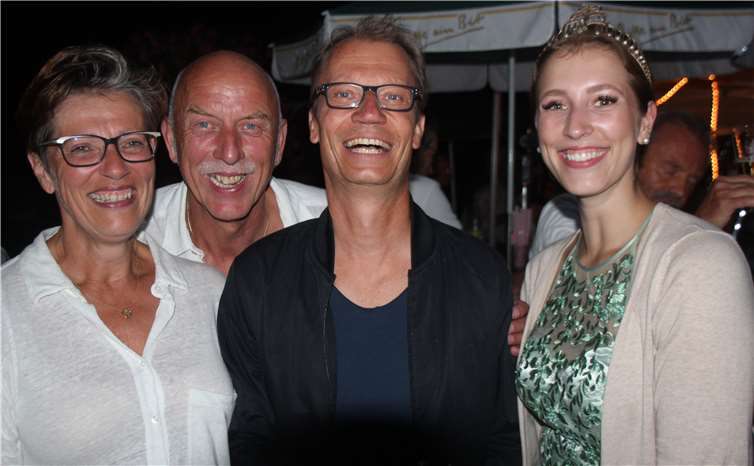 Unter den Gästen auch diese fröhliche Runde: Brunnenkönigin Elena I. (rechts) mit ihren Eltern (links außen) und Holger Klemm von der Tourist-Information Bad Breisig (Mitte).