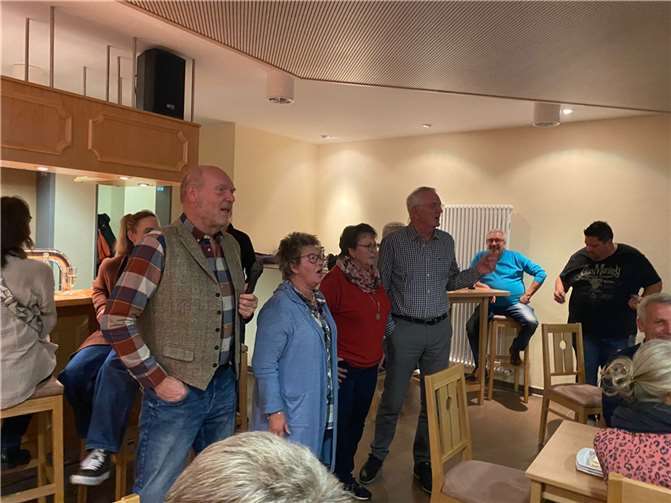 Unter den Gästen befanden sich nicht nur Mitglieder des Ortsverbandes Kettig, sondern auch Vertreter befreundeter Ortsverbände und politischer Parteien sowie Freunde und Familien, die dem Abend eine vielfältige und offene Atmosphäre verliehen. Quelle: CDU Kettig