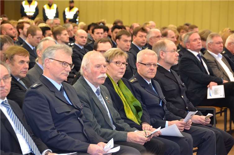 Unter den Gästen der Feierstunde waren auch Swisttals Bürgermeisterin Petra Kalbrenner (Mitte) und Heimerzheims Ortsvorsteher Hermann Leuning (3. v. l.) Weigert