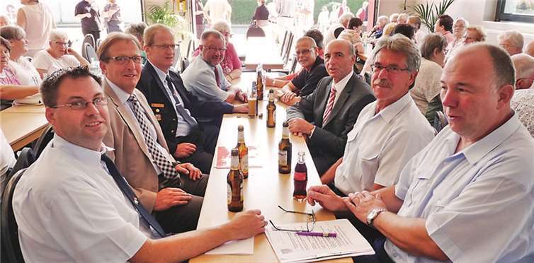 Unter den Gästen des Frühschoppenkommers waren auch führende Vertreter der Feuerwehr und der Kommunalpolitik.