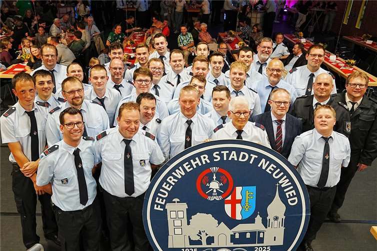 Unter den Gratulanten befand sich auch Oberbrürgermeister Jan Einig (2.v.r.). Foto: FF