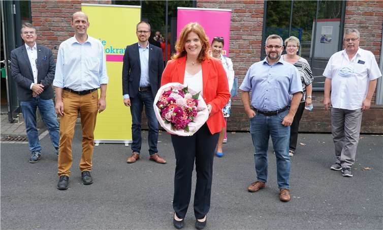 Unter den Gratulanten des Kreisverband Neuwied sind auch Alexander Buda (FDP Kreisvorsitzender), Dennis Mohr (Landtagskandidat im Wahlkreis 04) sowie Philipp Amberg (Ersatzkandidat Landtagswahl Wahlkreis 03). Foto: FDP Kreis Neuwied