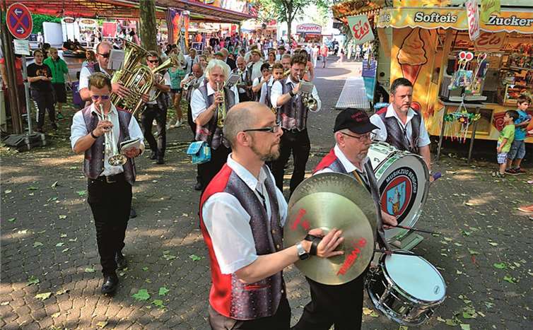 Unter den Klängen des Musikzugs Bendorf löste der Festzug sich auf dem Kirmesplatz auf.