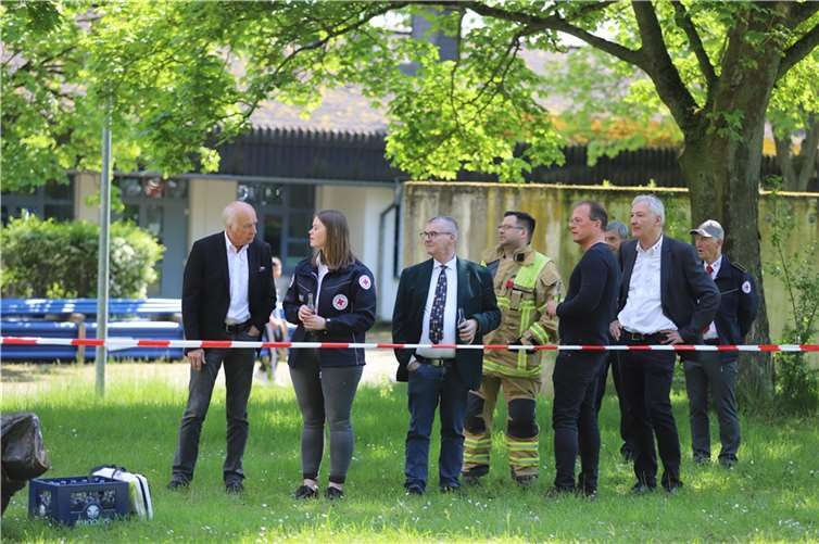 Unter den Schaulustigen waren auch der Präsident des DRK Mayen-Koblenz Bernhard Mauel (1.v.l.), Landrat Dr. Alexander Saftig (3.v.l.), VG-Bürgermeister Jörg Lempertz (5.v.l.) sowie Kreisgeschäftsführer Bernhard Schneider (2.v.r.).