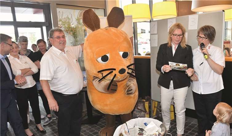 Unter den aufmerksamen Blicken von Achim Lohner und der Maus ermittelte Oberbürgermeisterin Dr. Heike Kaster-Meurer (2.v.r.) gemeinsam mit der Verkaufsleiterin Alexandra Röscher (r.). die Gewinner der Verlosung. Peter Seydel