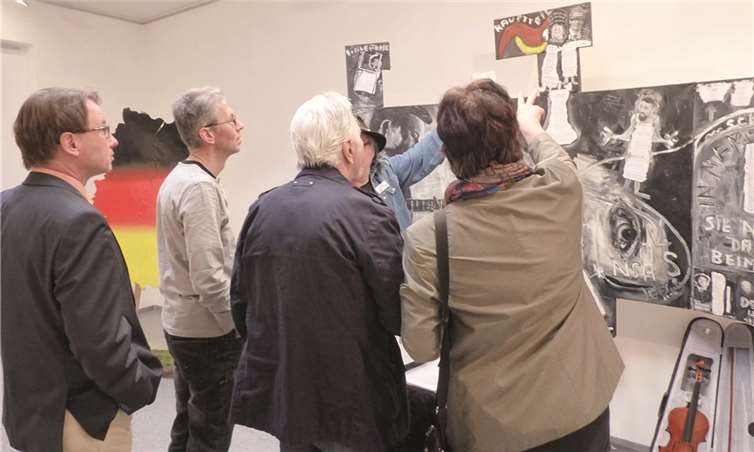 Unter den interessierten Besuchern der Ausstellungseröffnung war auch Oberbürgermeister Wolfgang Treis. Anja Steffens