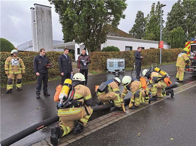 Silber und Bronze für Beller Wehrleute Unter den kritischen Blicken der Wertungsrichter konzentrierte die sechsköpfige Staffel sich auf ihren Einsatz. Fotos: FRE