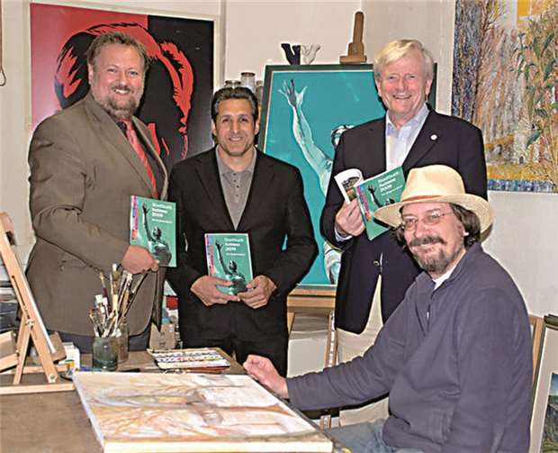 Unter den von ihm befragten Koblenzer Prominenten sind auch der Medienmacher Wulle Wüst, das Stadtoriginal Manni Gniffke und der Musiker Django Rheinhardt (v.l.). Und wie zu erkennen ist, durfte das Denkmal des Koblenzer Publizisten Josef Görres nicht auf dem Wandplaner fehlen.