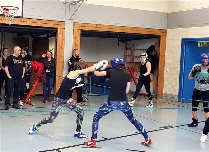 Unter den wachsamen Augen der Trainer ging es in den Trainingskämpfen zur Sache.