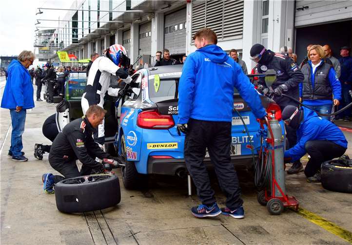 Unter den wachsamen Augen von Teamchef Johannes Scheid (l.) erfolgte der routinierte Boxenstopp des „Eifelblitz“ beim Team. Scheid-Honert Motorsport.