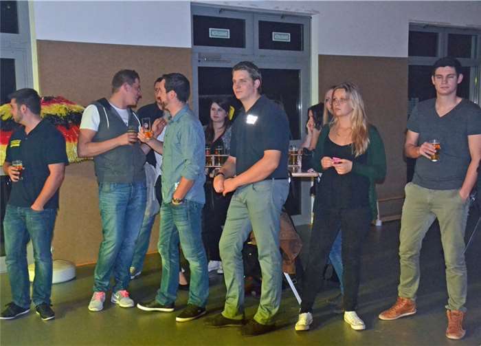 Unter den zahlreichen Gästen befanden sich viele junge Menschen, die darauf brannten, dass DJ André seine Orgel in Bewegung setzte.