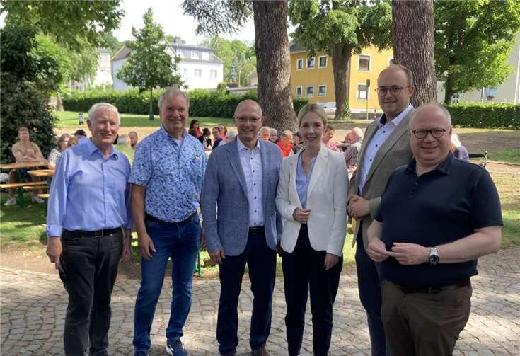 Unter den zahlreichen Gästen des Erdbeerfestes begrüßte der CDU-Ortsvorsitzende Heinz Schmitz auch Karsten Fehr, Bürgermeister der Verbandsgemeinde Unkel, Jürgen Schmied, stellvertretender Vorsitzender des CDU-Kreisverbandes Neuwied, die neue Bundestagsabgeordnete Ellen Demuth, ihren Nachfolger im Landtag, Pierre Fischer, sowie den Ersten Beigeordneten der Verbandsgemeinde Unkel, Markus Fischer (von links). Foto: CDU Rheinbreitbach
