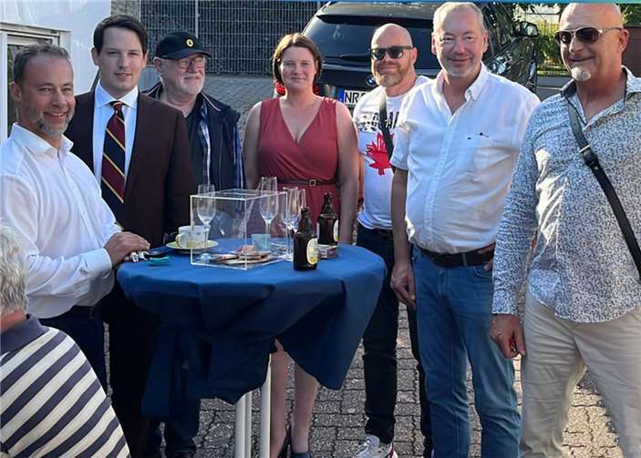 Unter den zahlreichen Gratulanten befanden sich auch der AfD- RLP-Landesvorsitzende Dr. Jan Bollinger, sowie einige Mitglieder des Landesvorstands und Bundestags. Quelle: AfD Kreisverband Mayen Koblenz