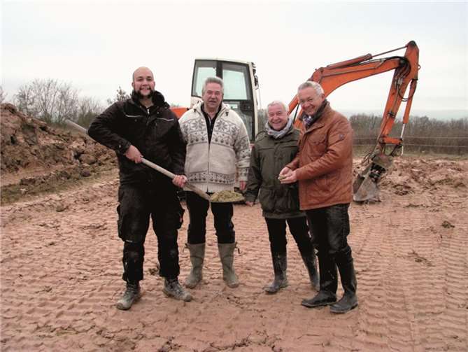 Unter der Anleitung der Unteren Naturschutzbehörde der Kreisverwaltung Neuwied wurden in der Kiesgrube Ockenfels zahlreiche kleine Laichgewässer für Amphibien geschaffen. Neue Lebensräume für die vom Aussterben bedrohten Gelbbauchunken sind entstanden. Wassir Wagner, Manfred Schmitz, Hans-Peter Job, Achim Hallerbach (v.l.n.r.) konnten sich bei einem Ortstermin über die Ergebnisse der Arbeiten informieren.privat