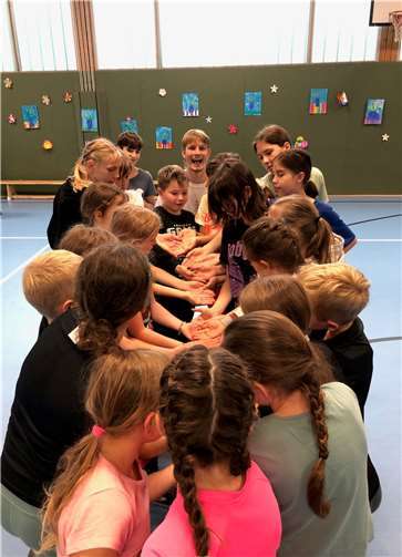 Unter der Anleitung des FSJlers Maxim entwickelt sich aus den einzelnen Teilnehmern ein tolles Team.  Foto: privat